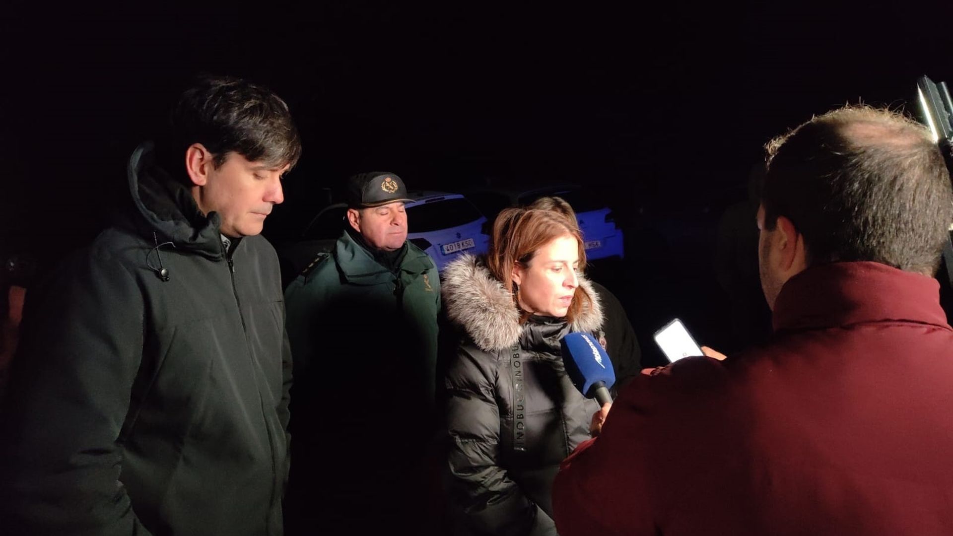 La delegada del Gobierno en Asturias, Adriana Lastra, ofrece declaraciones a los medios tras el derrumbe de una mina en Cangas del Narcea