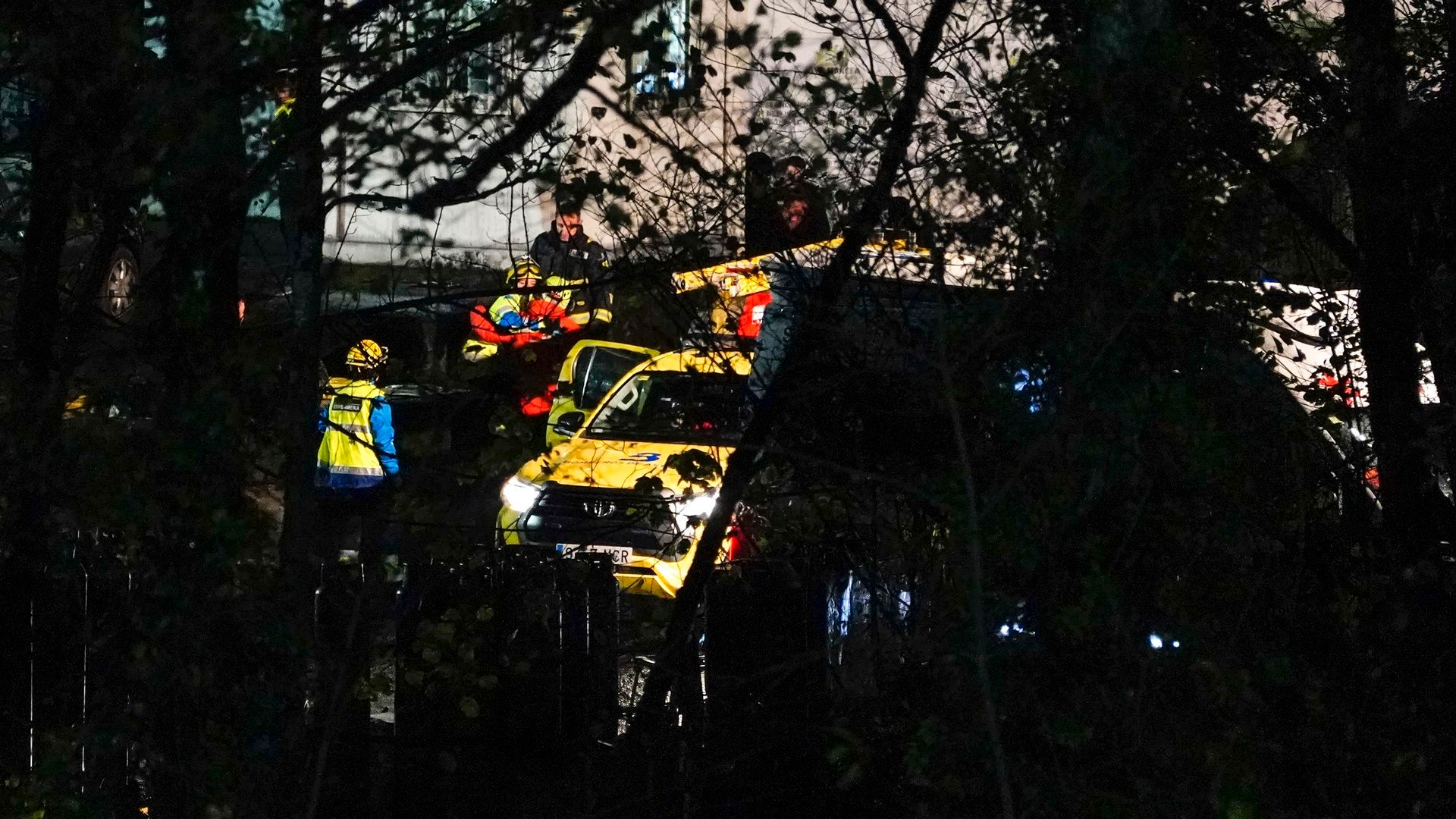 Los servicios de Emergencias y la Guardia Civil en el lugar donde dos trabajadores han fallecido en el interior de una mina subterránea de Cangas del Narcea