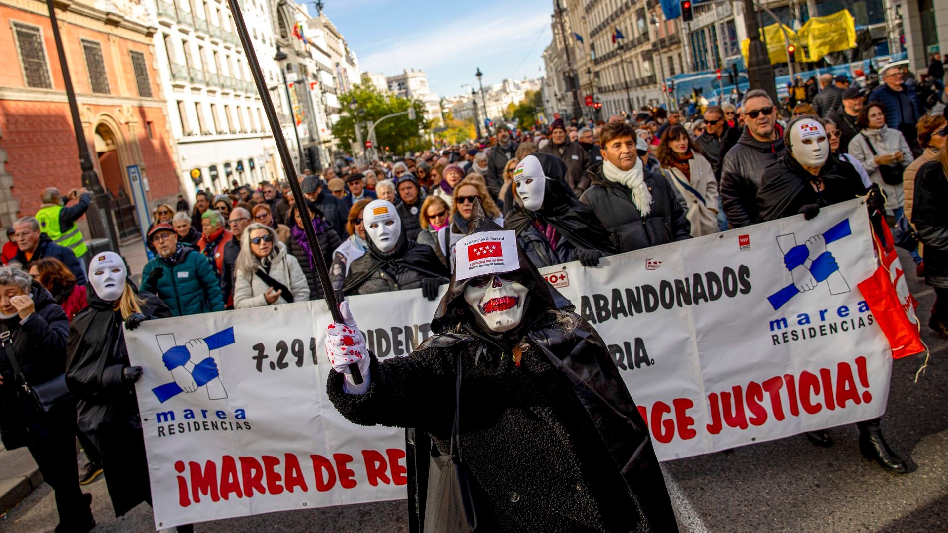 Miles de personas exigen "justicia" para las víctimas mortales durante la pandemia de covid en residencias de Madrid