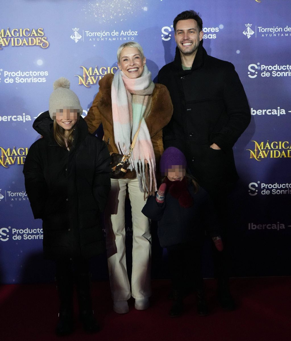 Soraya Arnelas, su marido y sus dos hijas