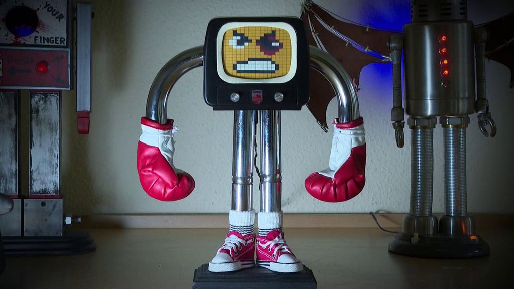 Los robots retrofuturistas salidos de la chatarra de Andrés Guardia