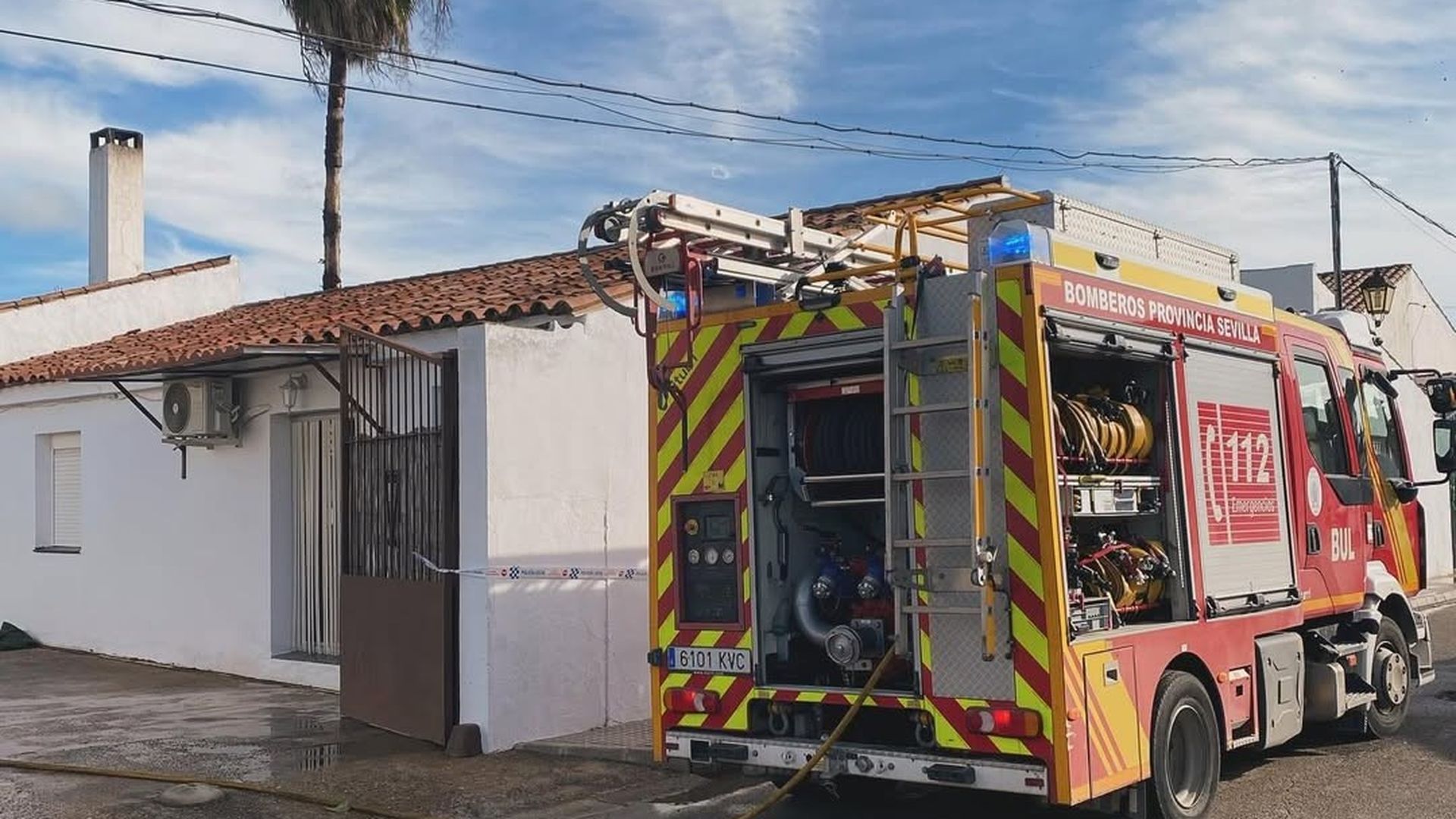 Camión de bomberos en un servicio de incendio en Lora del Río
