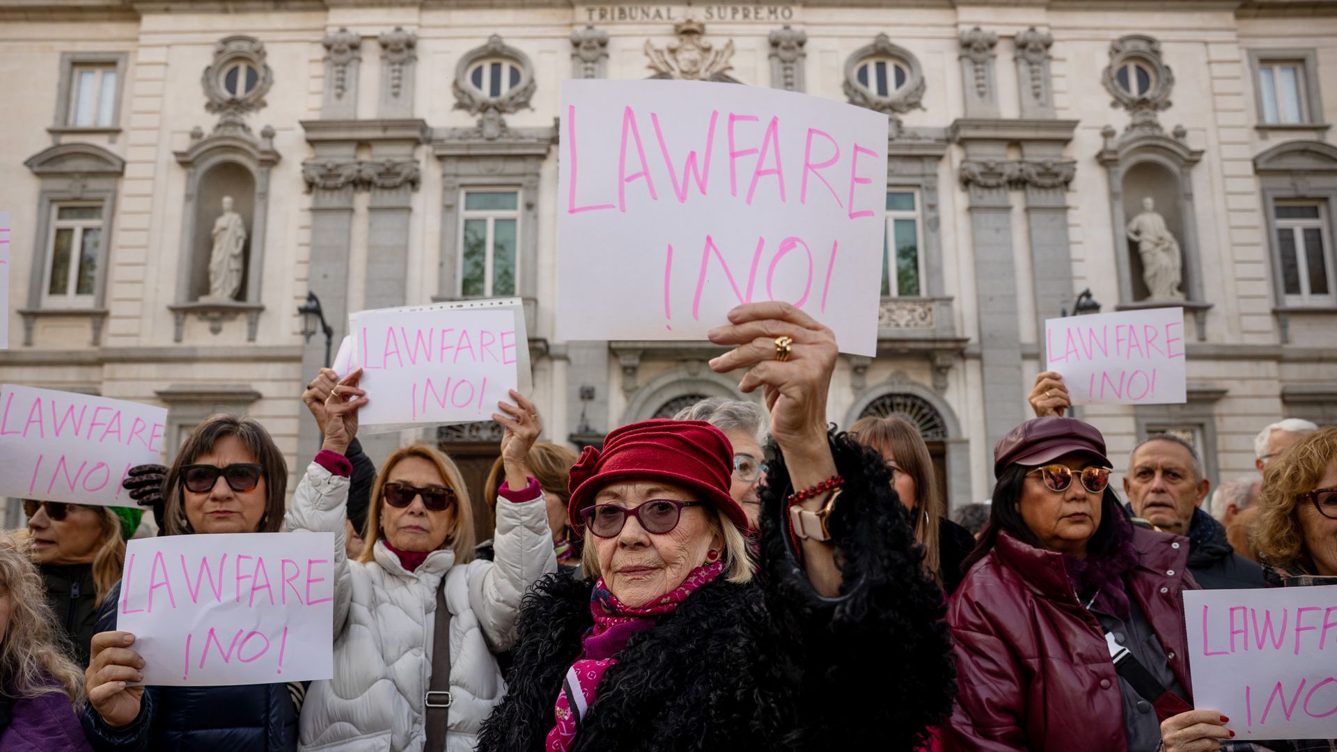 Cientos de personas protestan frente al Supremo por la condena al fiscal general del Estado: "Golpistas con toga"