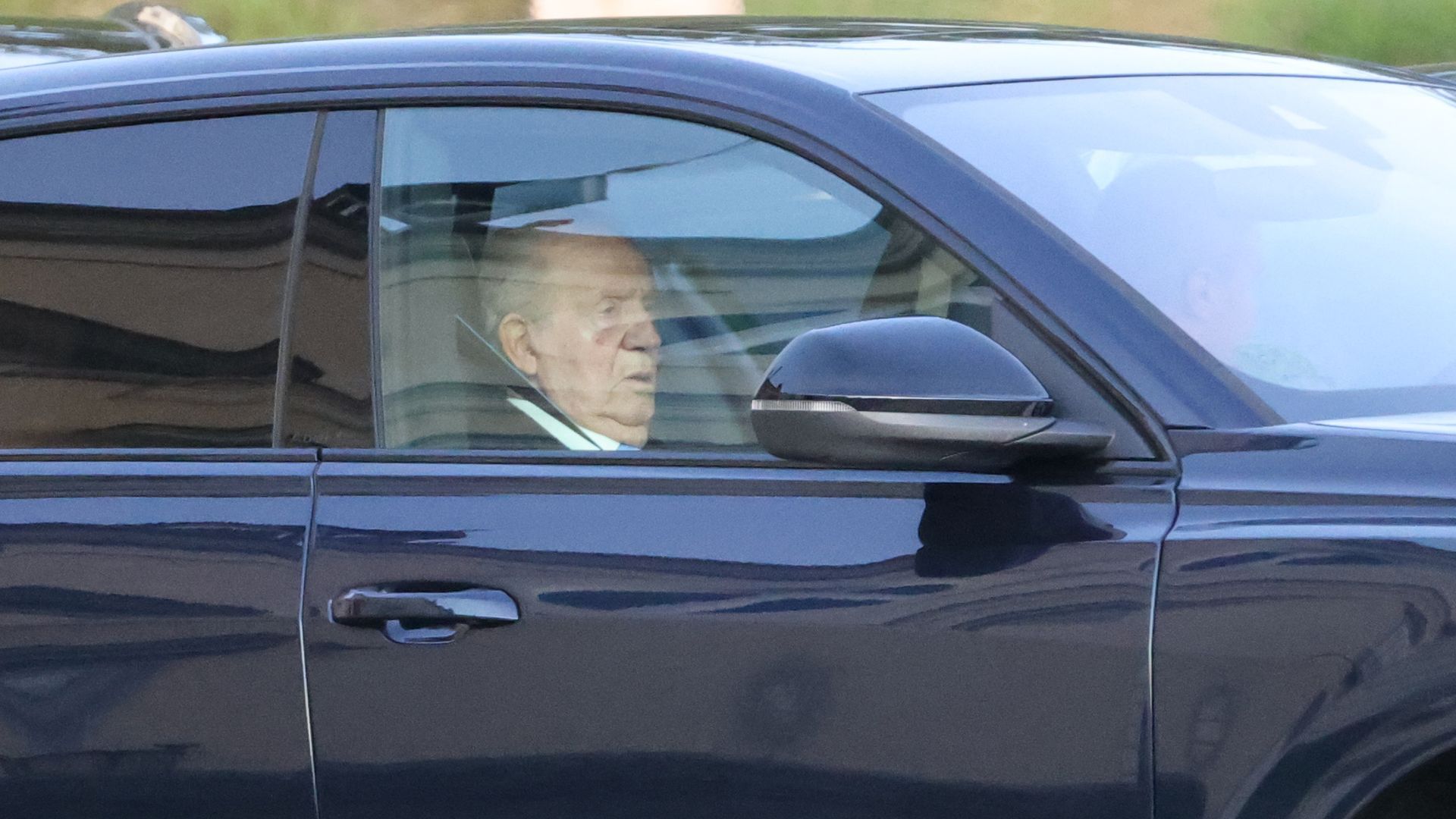 Don Juan Carlos abandonando El Pardo tras la reunión familiar
