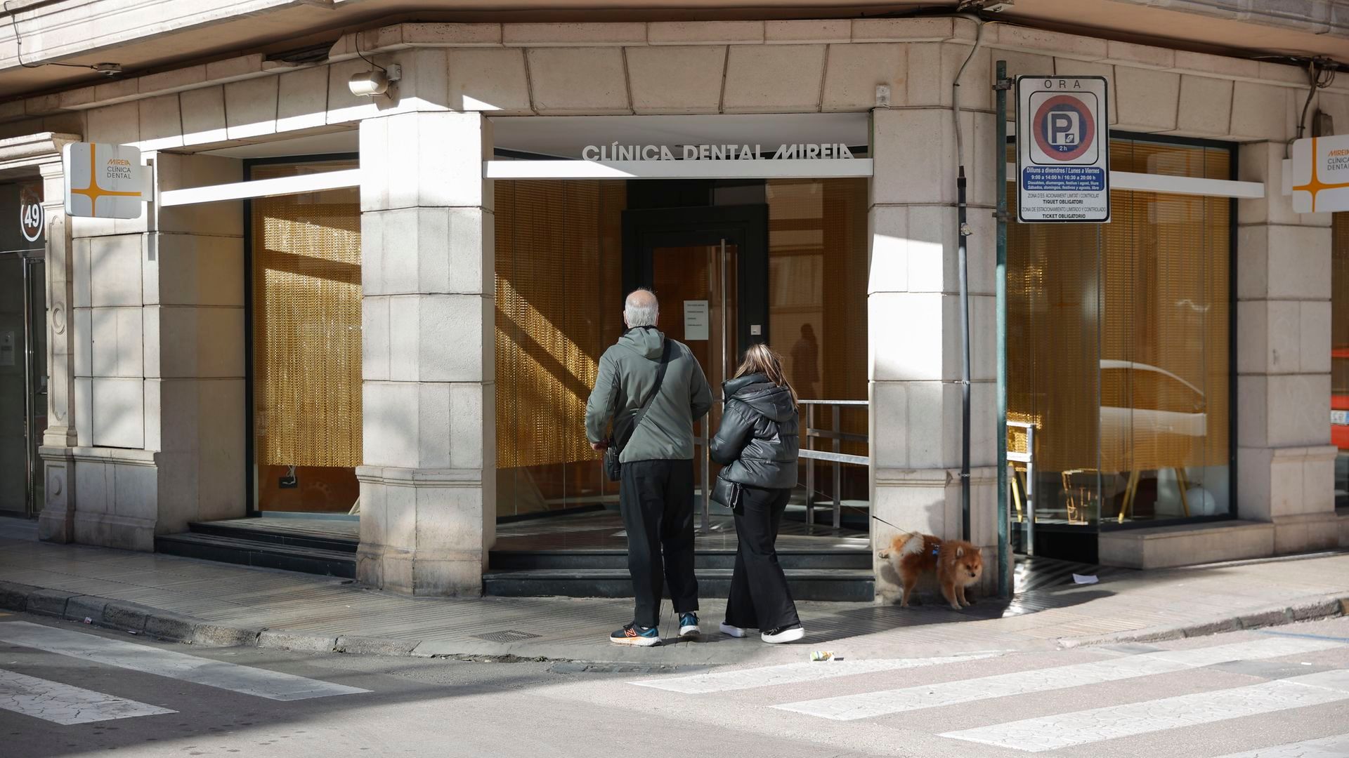 Fachada principal de la clínica dental de Alzira (Valencia)