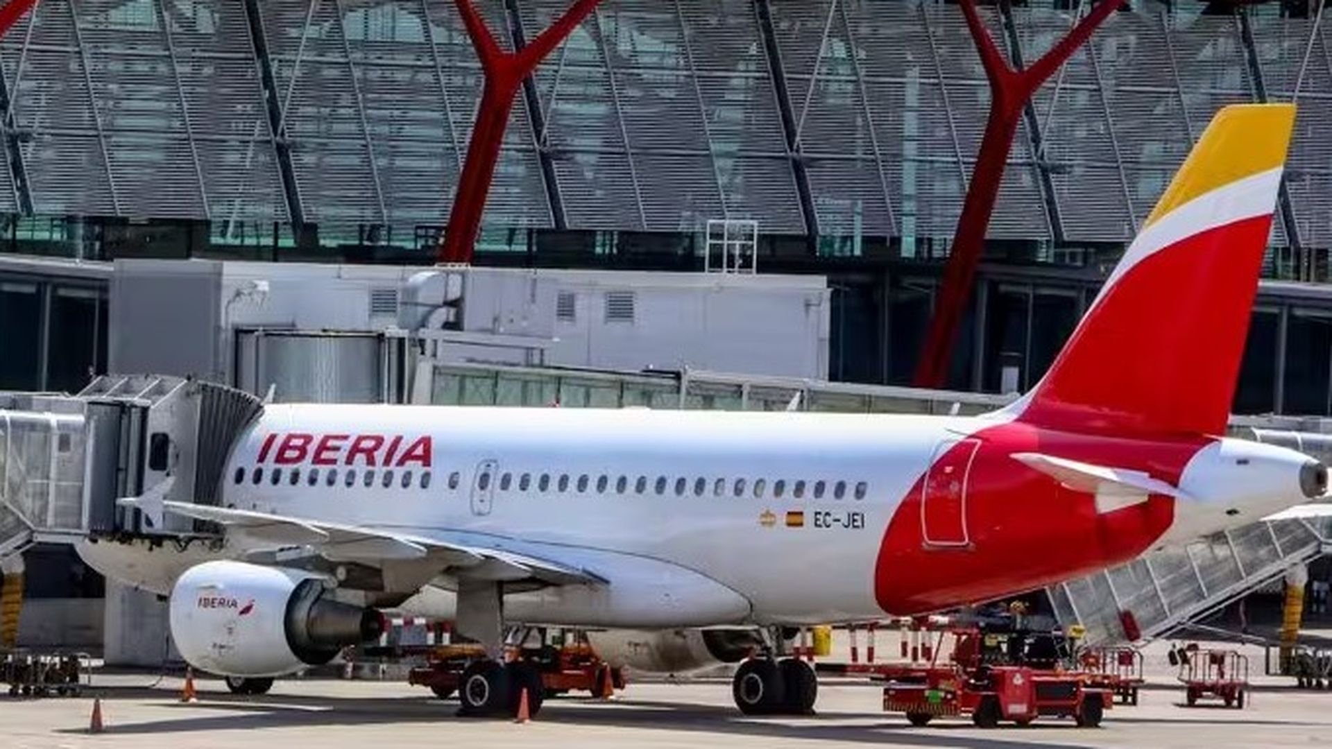 Iberia denuncia un ciberataque a sus sistemas que compromete datos personales de sus clientes
