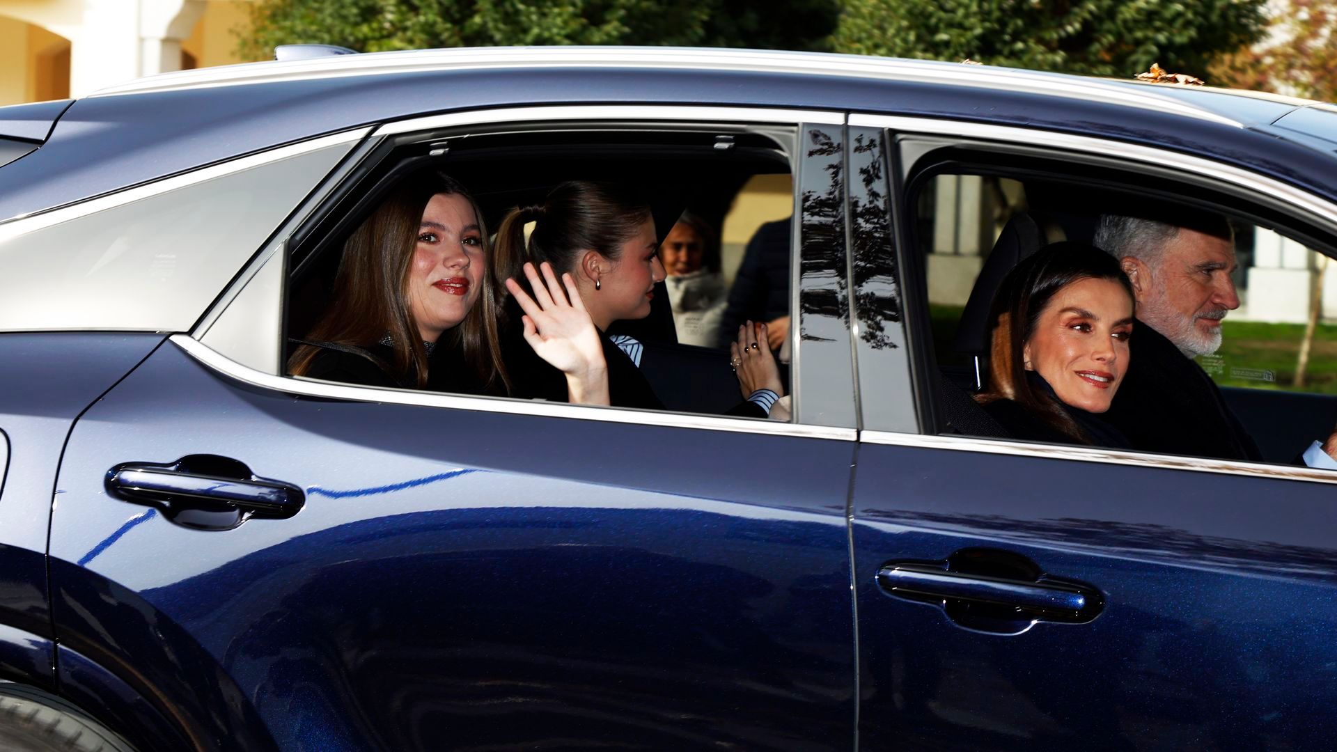 Los reyes llegan al almuerzo en el Palacio de El Pardo acompañados de sus hijas, Leonor y Sofía