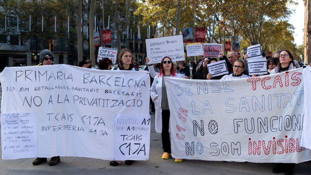 Enfermeras protestan en Barcelona para denunciar la privatización de la sanidad: "Los recortes matan"