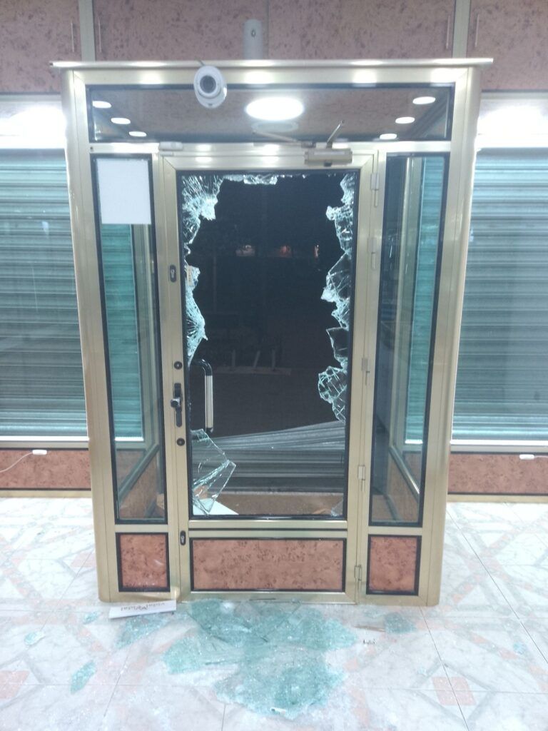 Puerta del negocio fracturada durante el robo