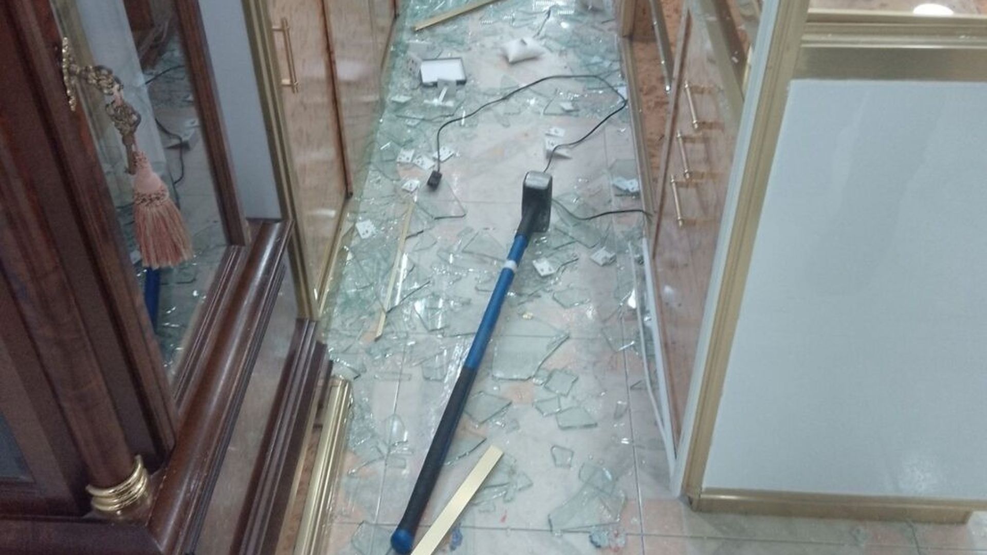 Robo con una gran maza en una joyería de Coslada, Madrid