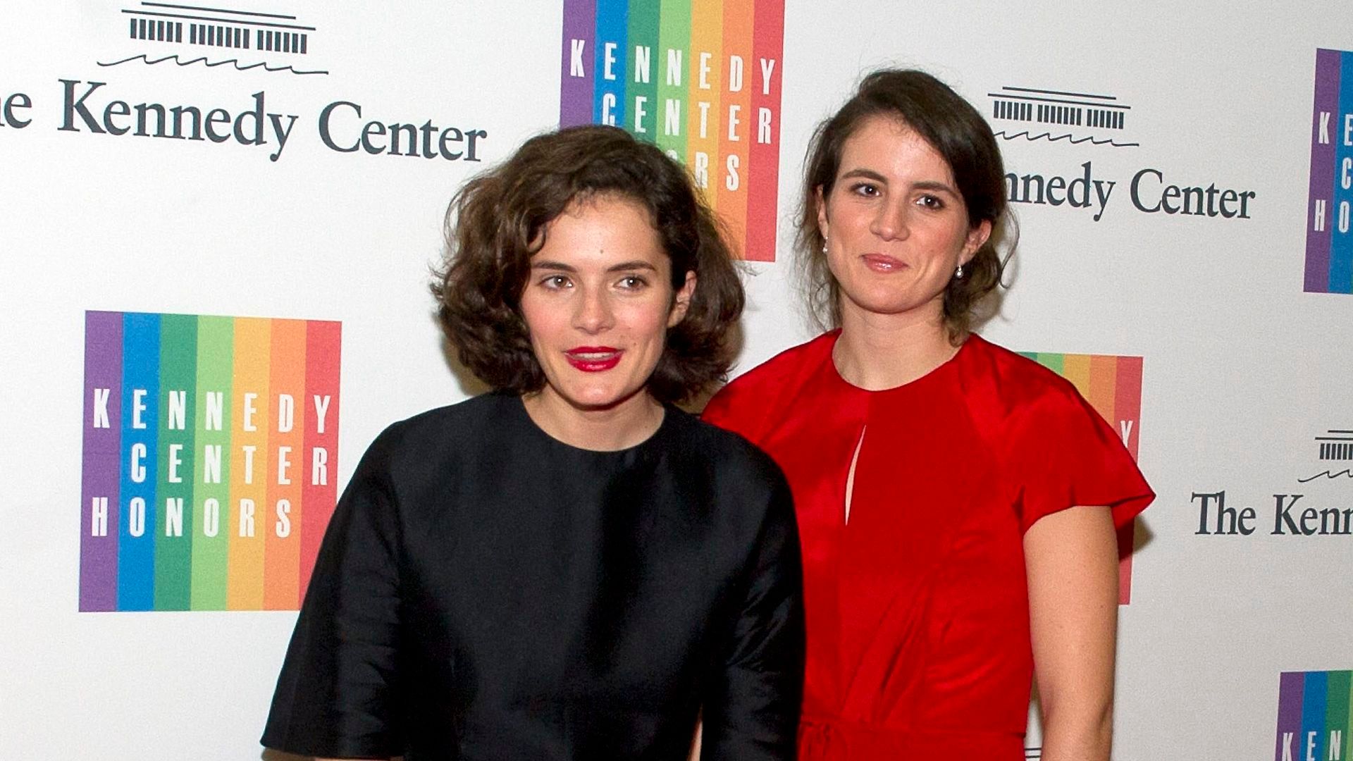 Rose Kennedy Schlossberg y Tatiana Schlossberg, hijas de la embajadora Caroline Kennedy,