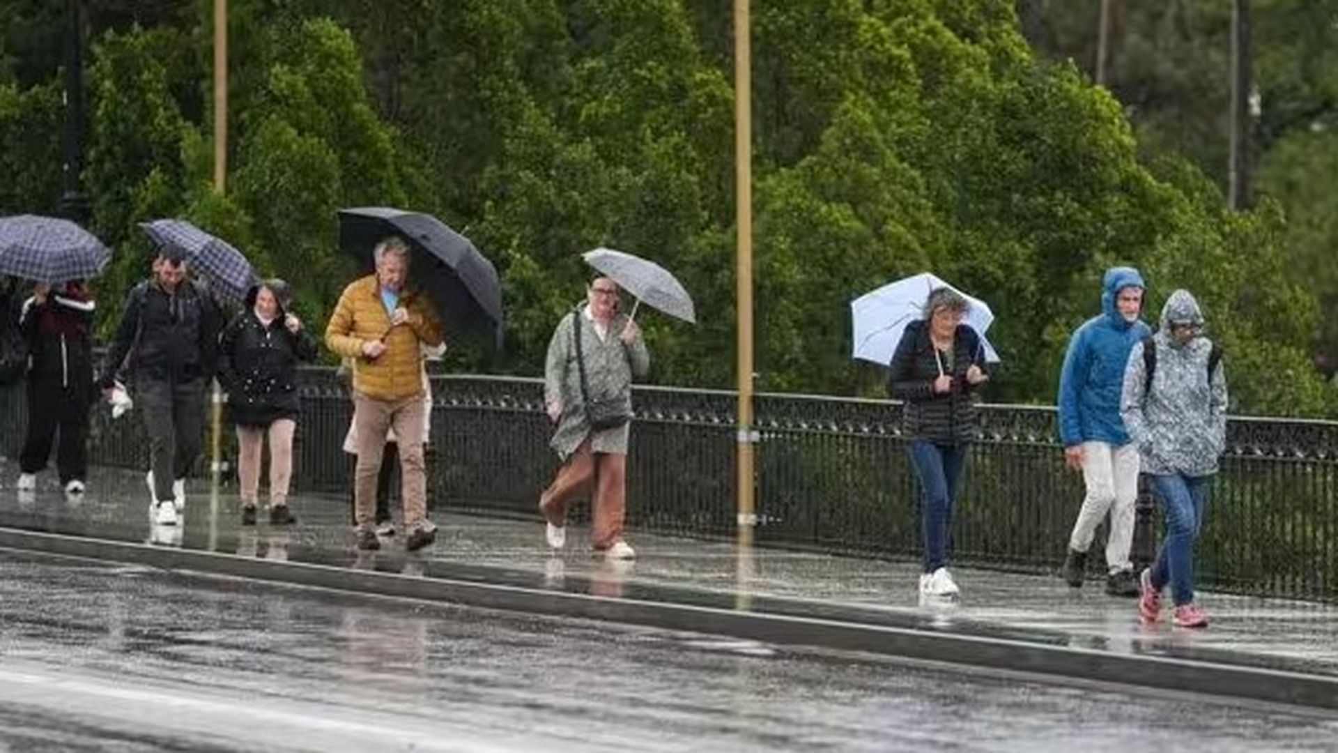 Un frente asociado a una borrasca dejará este lunes lluvia en la mitad norte y cielos nubosos y viento en el resto