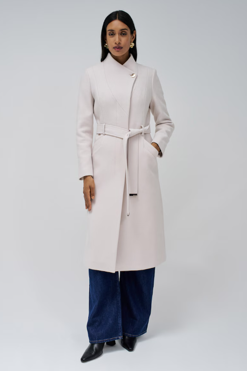 Abrigo con cuello cruzado