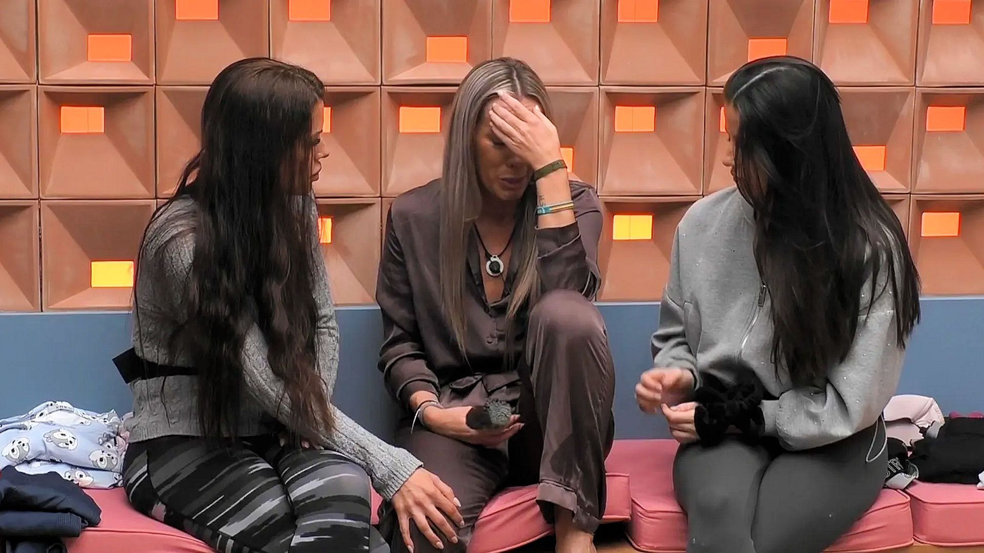 Almudena se lamenta por lo hecho ante Patricia y Lorena