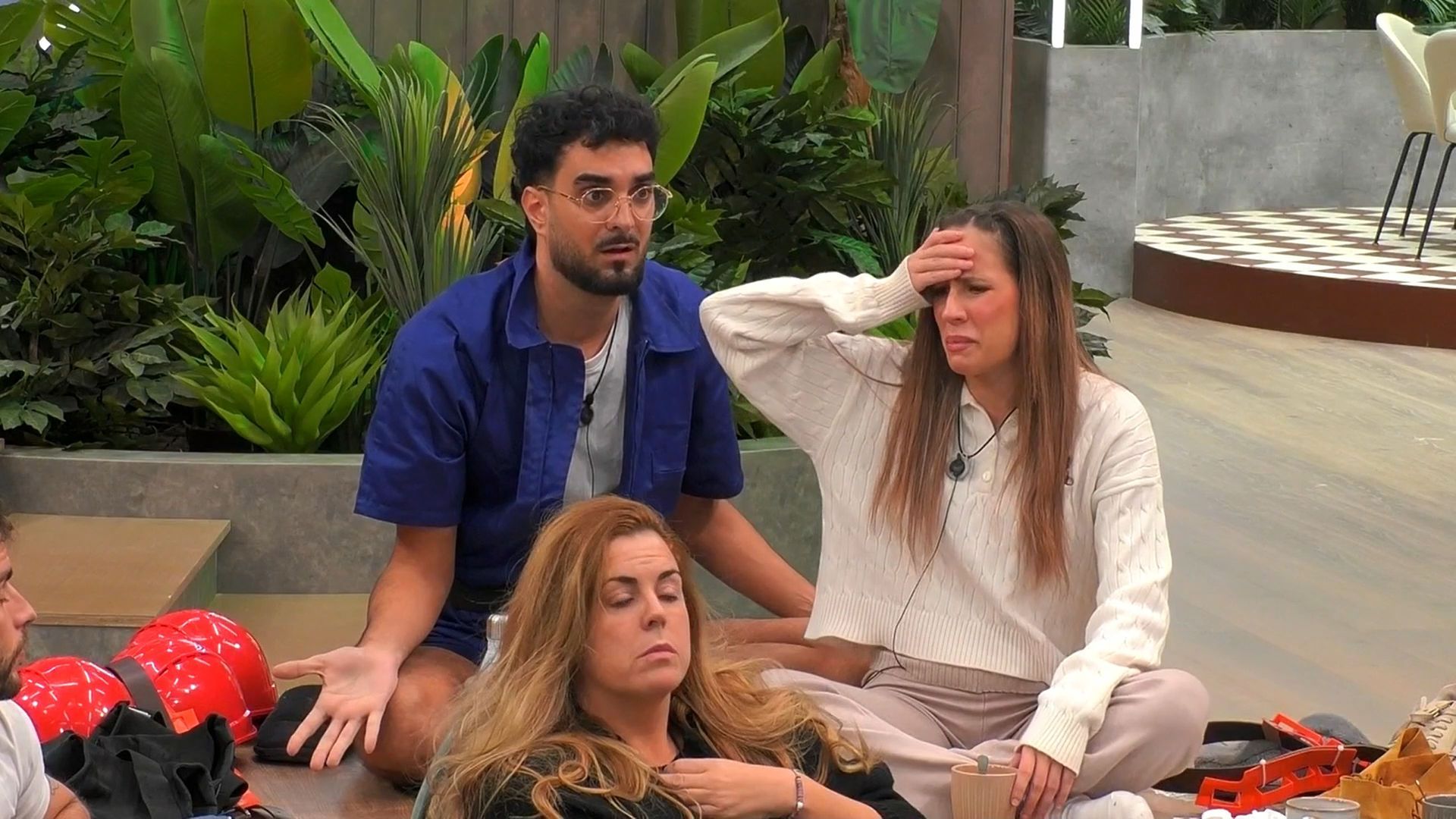 Aroa se lleva la mano a la cabeza al destaparse todo