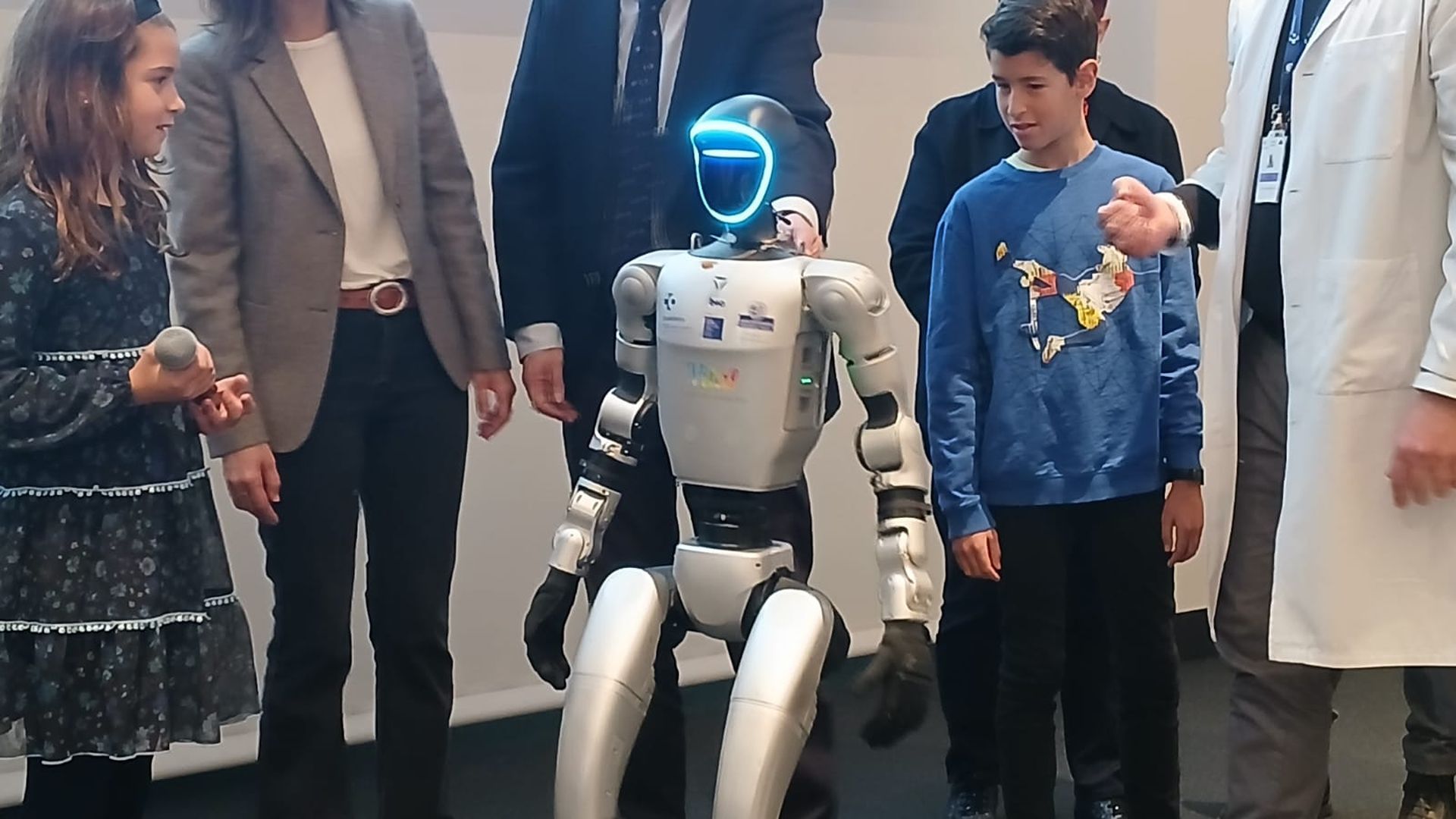 Bioaraba, con la Fundación Vital Fundazioa, ha puesto en marcha esta iniciativa pionera que integra un robot con IA en el área de Pediatría