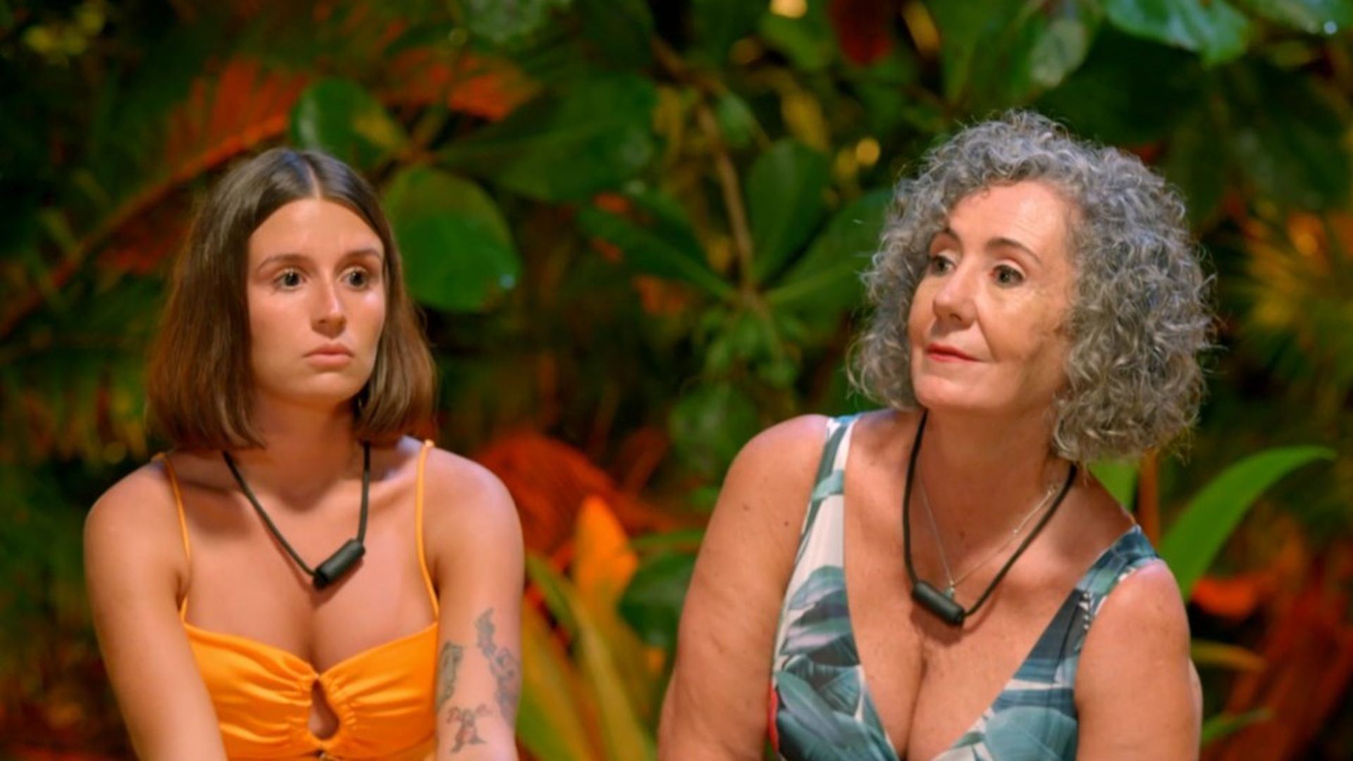 La madre de Juanpi no da crédito al ver las imágenes de todo lo que ha pasado junto a Sandra en la hoguera