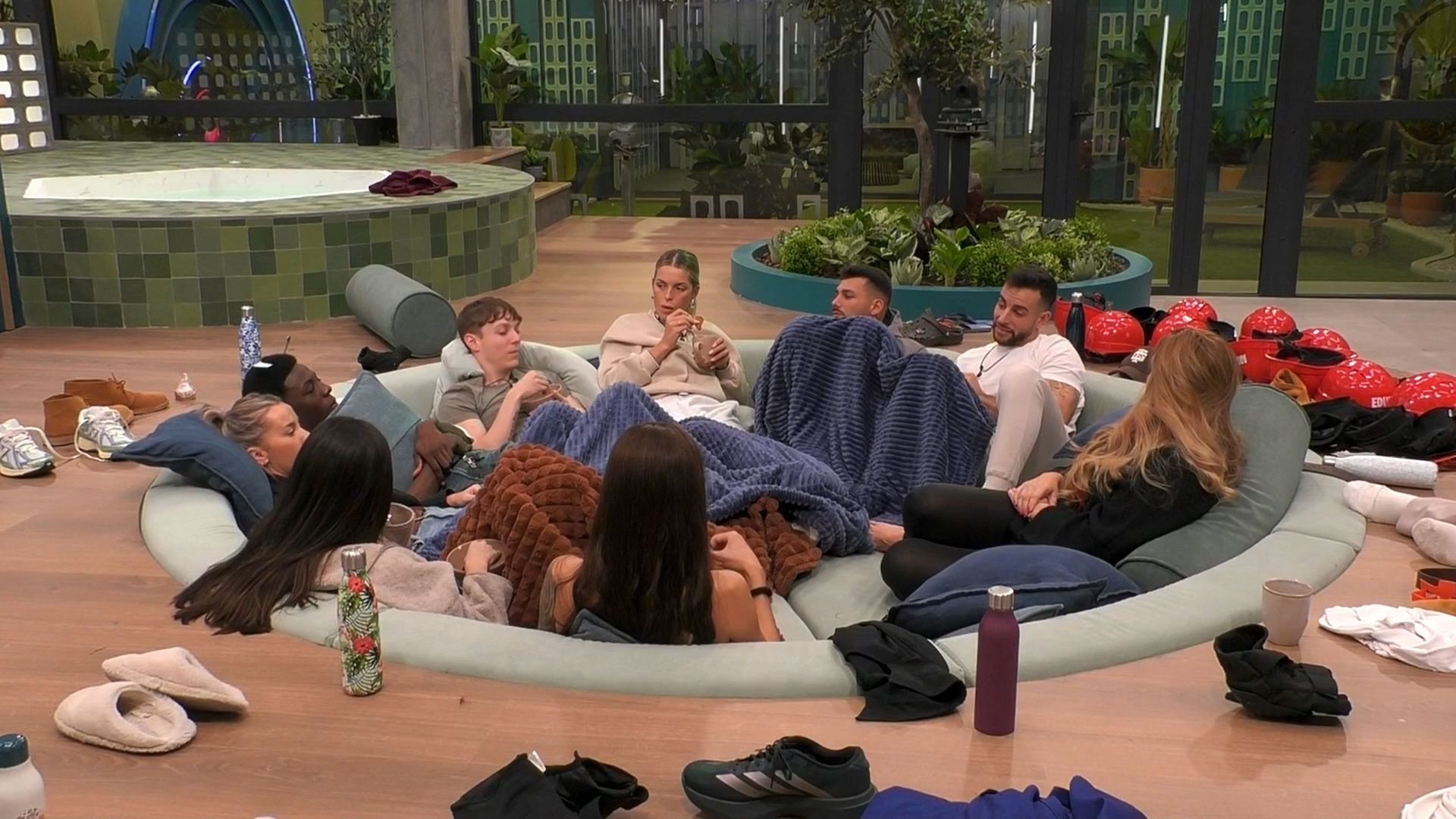 Charla sobre la leche escondida en el sofá circular