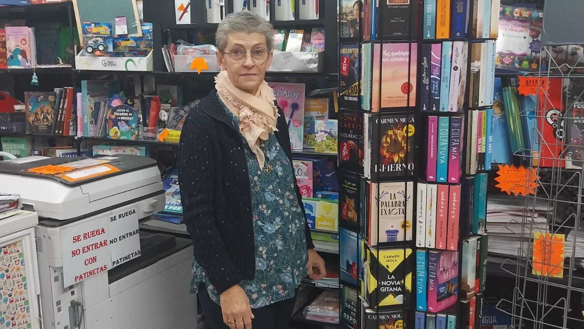 Elena Ponce en su último día como propietaria de la Papelería Cosas de Torremolinos, Málaga