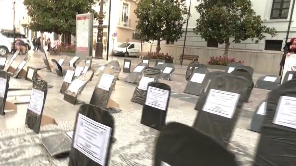 Homenaje en Granada: 80 lápidas, una por cada mujer asesinada por violencia de género en 2025