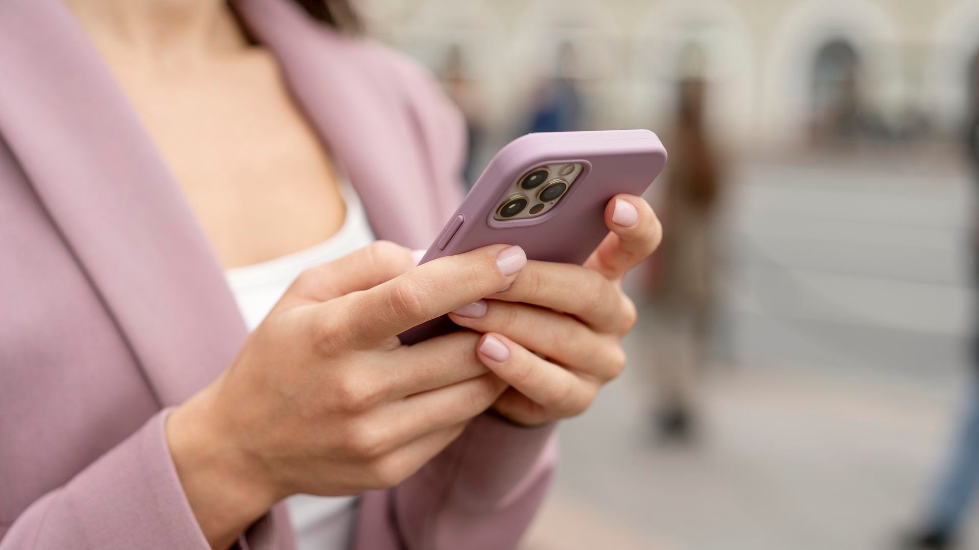 Imagen de archivo de una mujer con un teléfono móvil
