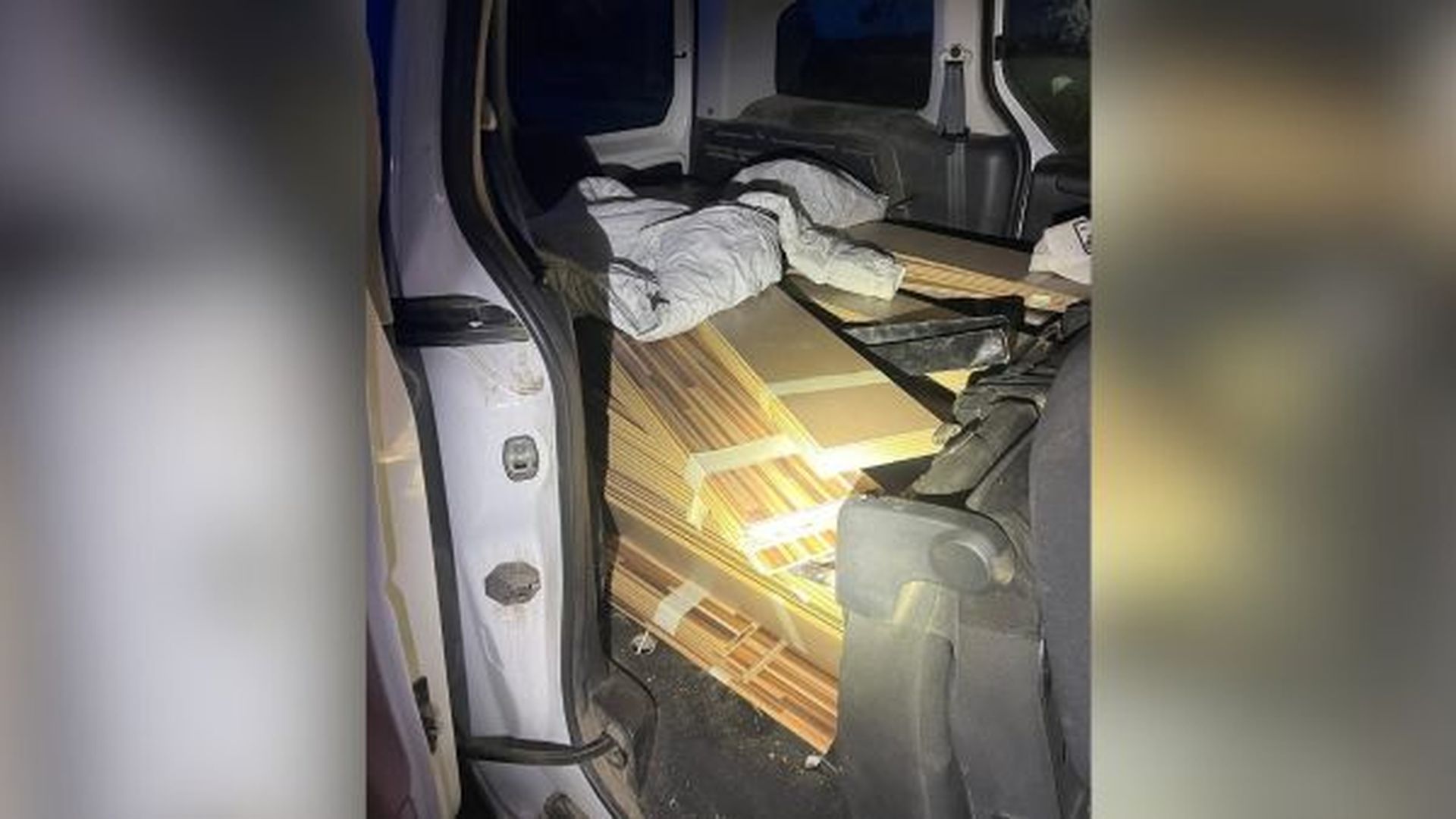 Interior de la furgoneta interceptada en Almería con el material que transportaba