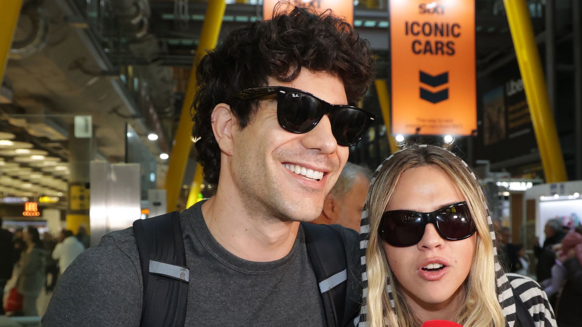 Javier Calvo y Yenesi a su llegada al aeropuerto