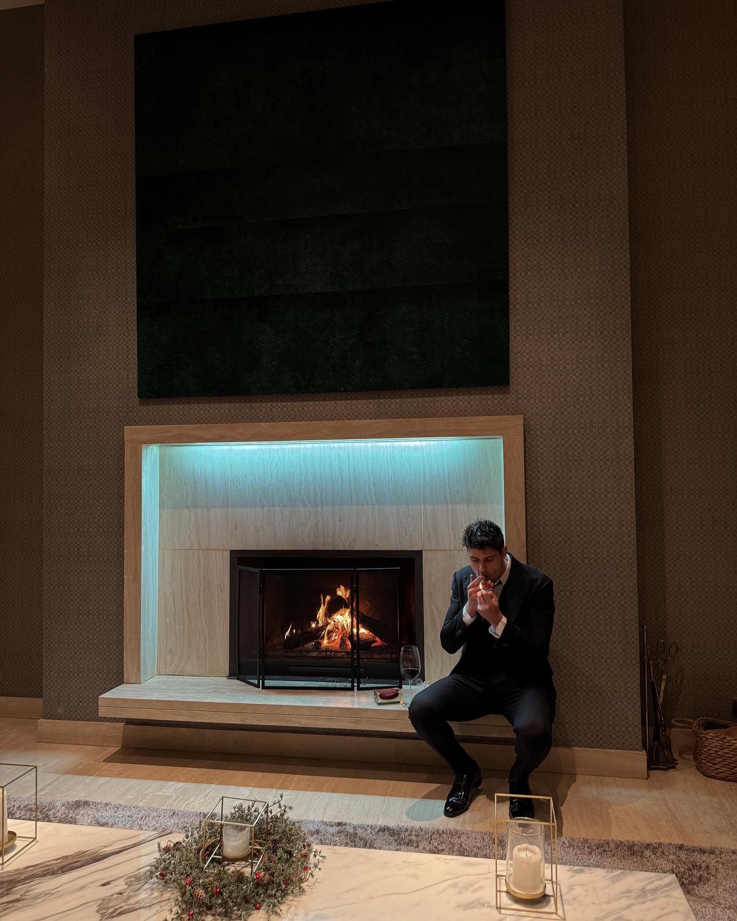 Javier Tudela en su chimenea