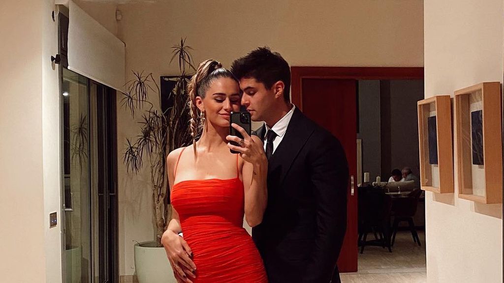 Javier Tudela y Marina Romero en el recibor mostrando el salón por su espejo