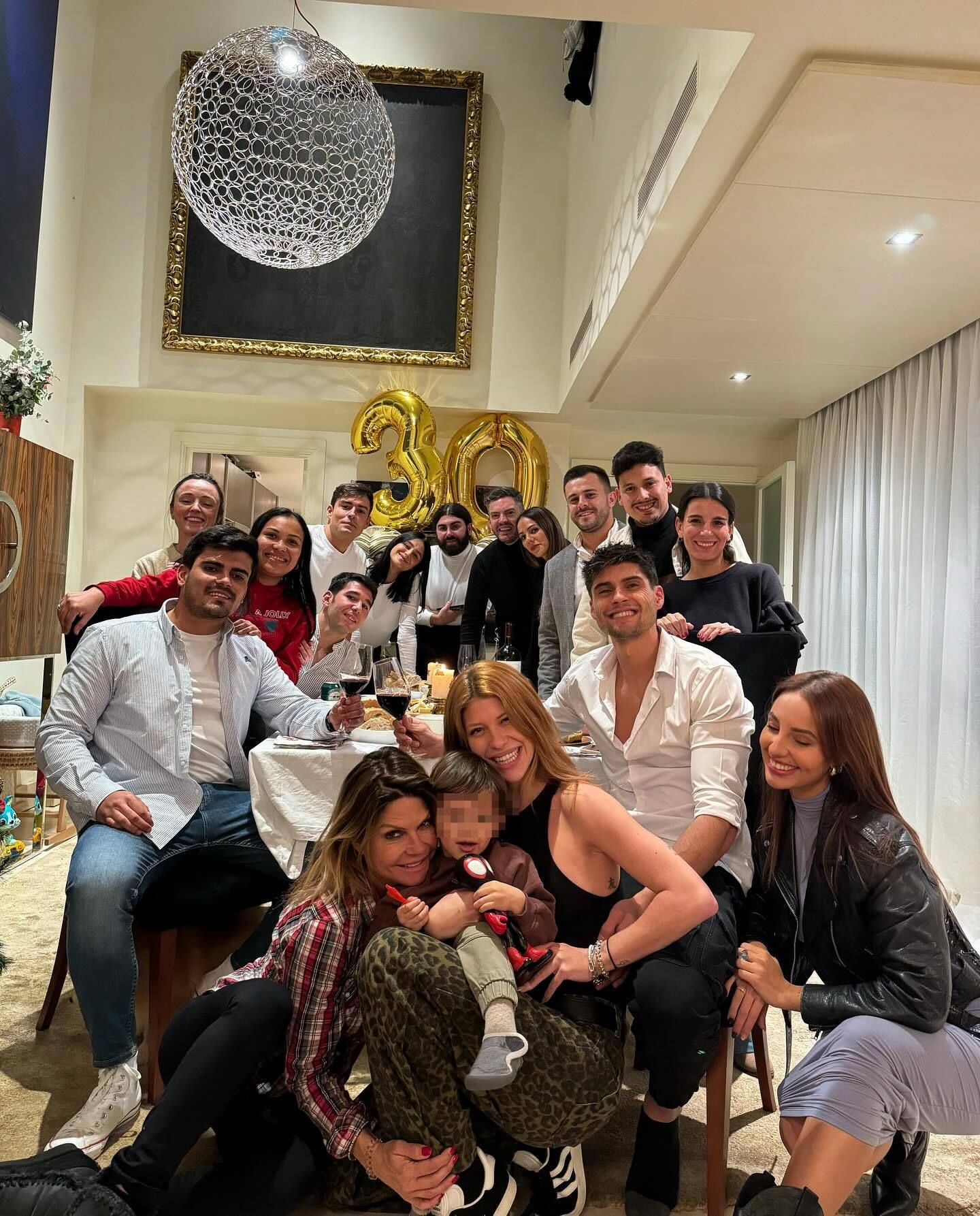 Javier Tudela y su familia en el salón