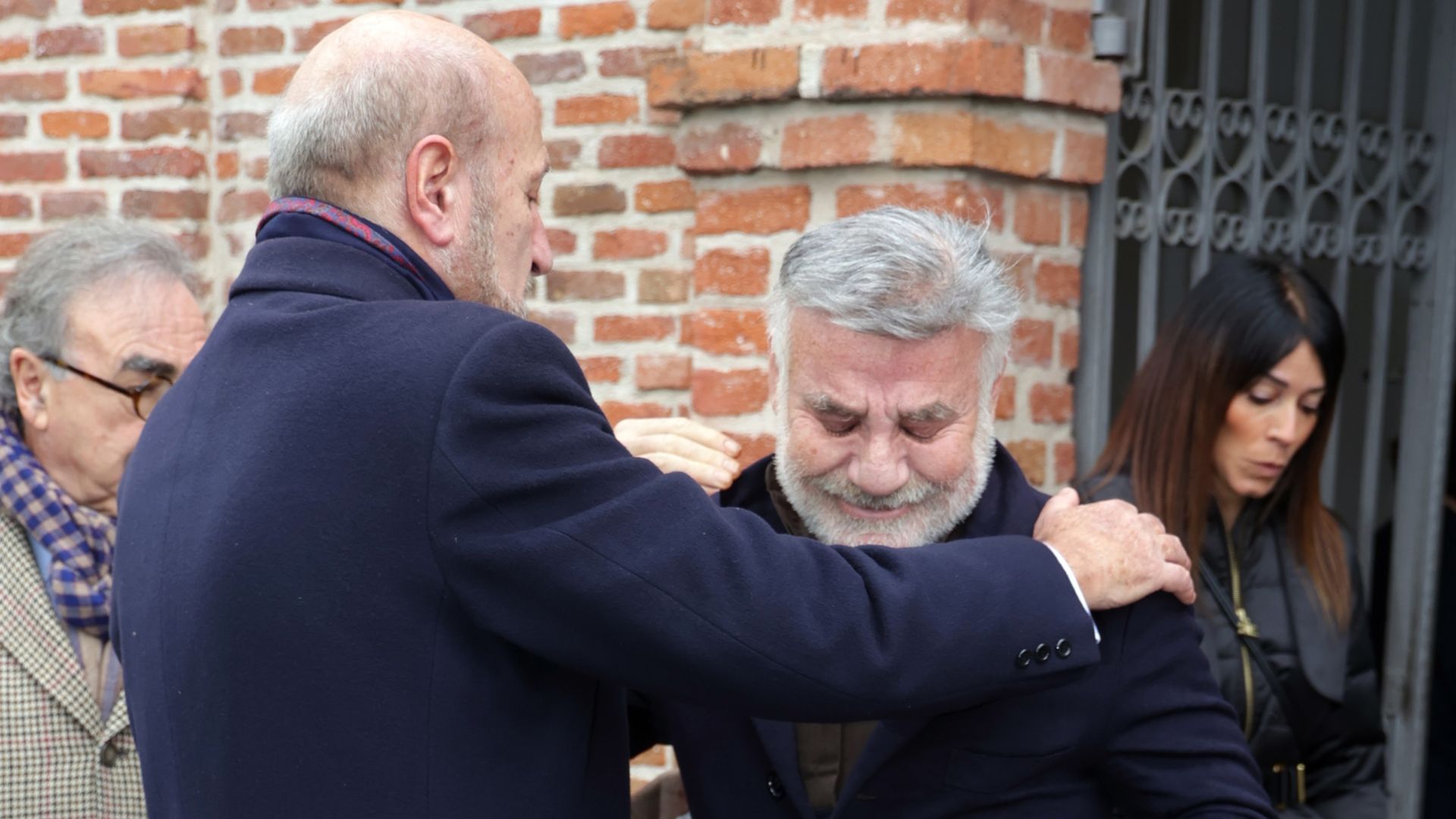 Joaquín Torres, roto en el tanatorio de su padre
