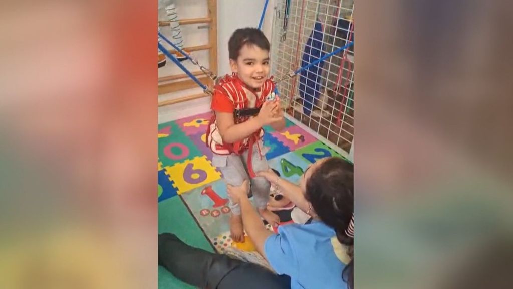 José, el niño valenciano con parálisis cerebral, necesita un tratamiento de más de 2.000 euros al mes
