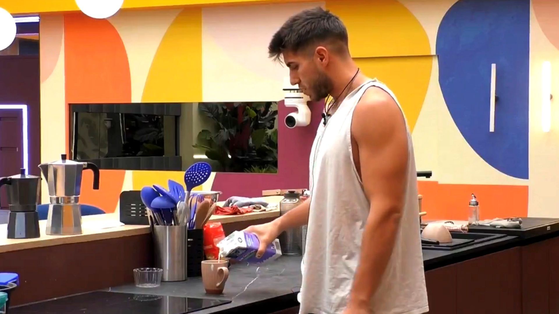 José Manuel se sirve un buen chorro de leche con el café