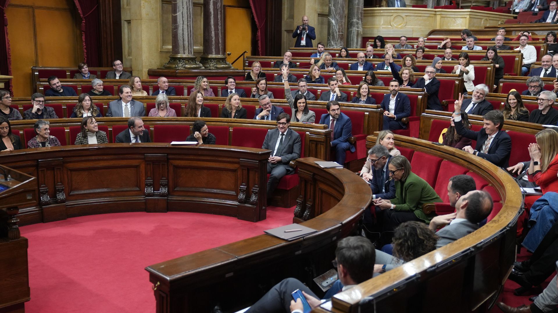 los-diputados-en-el-hemiciclo-durante-una-sesion-de-control-al-govern-en-el-parlament-de-cataluna-16_da39-2