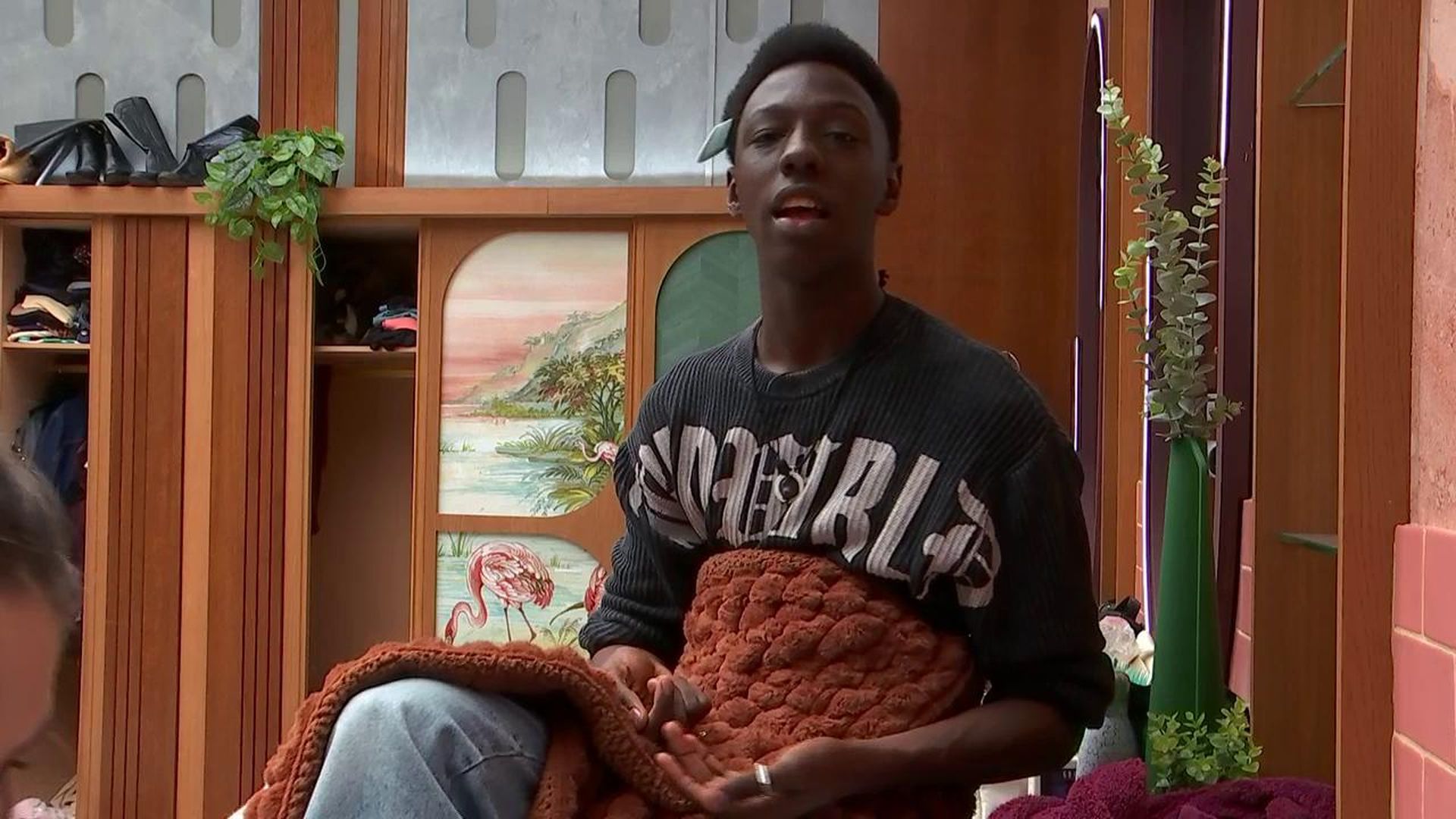 Mamadou habla con Aroa en el baño