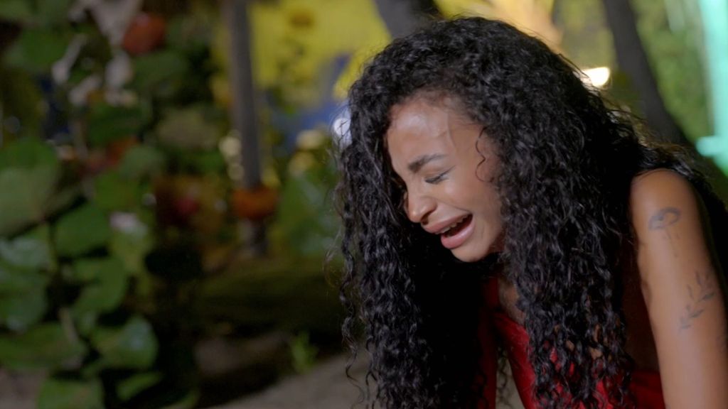 Mayeli tira la ‘tablet’ y sale huyendo de la hoguera de 'La isla de las tentaciones 9' al ver a Álvaro y Érika en las imágenes: “¿Se están besando? Yo me voy”