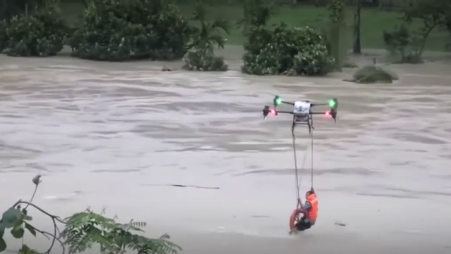 Rescate al límite en Vietnam: un dron salva la vida a un hombre que estaba a punto de ahogarse tras la crecida de un río