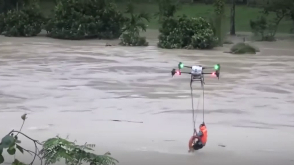 Rescate al límite en Vietnam: un dron salva la vida a un hombre que estaba a punto de ahogarse tras la crecida de un río