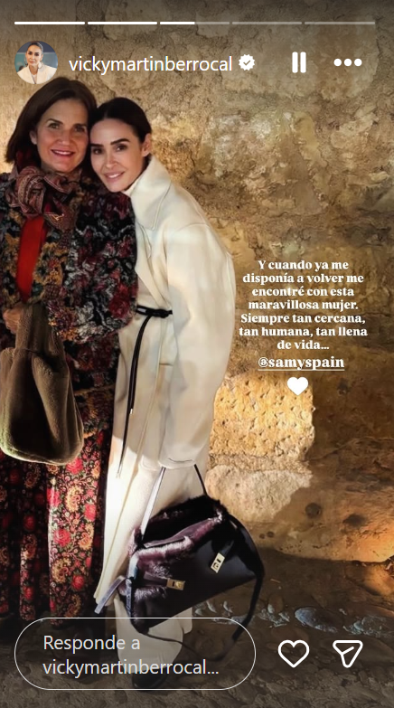Vicky Martín Berrocal, junto a Samantha Vallejo-Nágera, con su abrigo de Sportmax