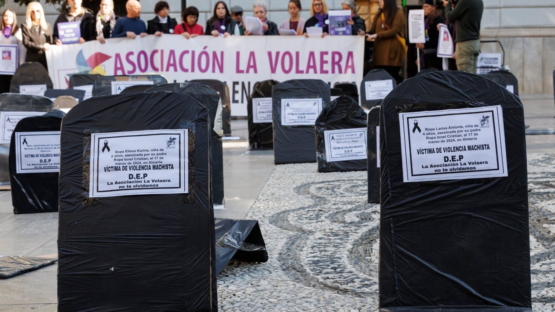 Víctimas de violencia machista colocan 80 lápidas simbólicas en Granada en recuerdo de las asesinadas