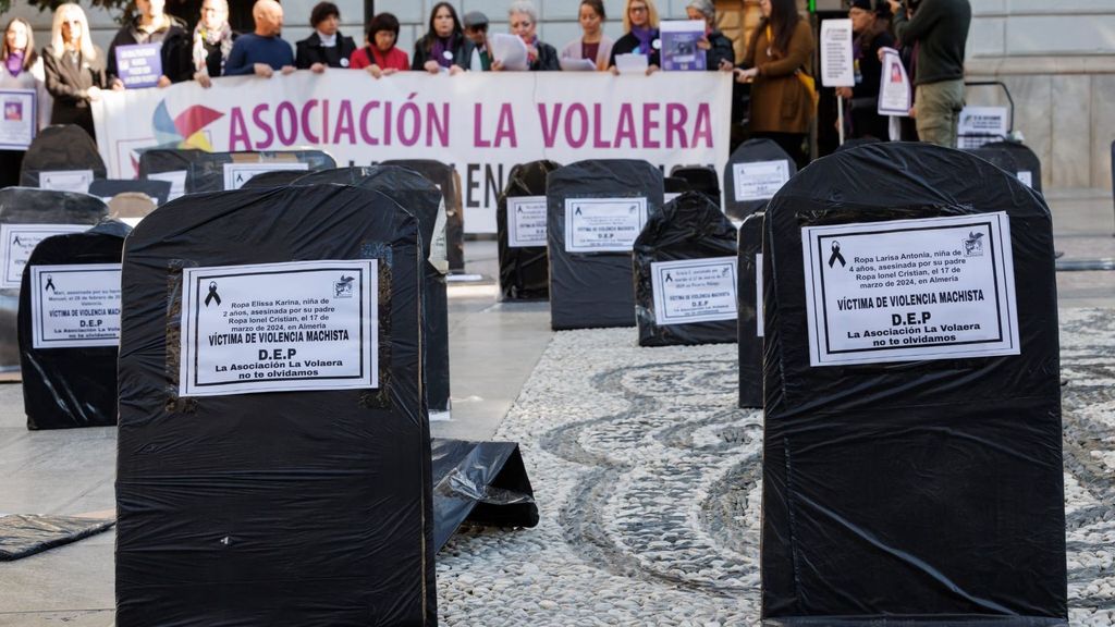 Víctimas de violencia machista colocan 80 lápidas simbólicas en Granada en recuerdo de las asesinadas