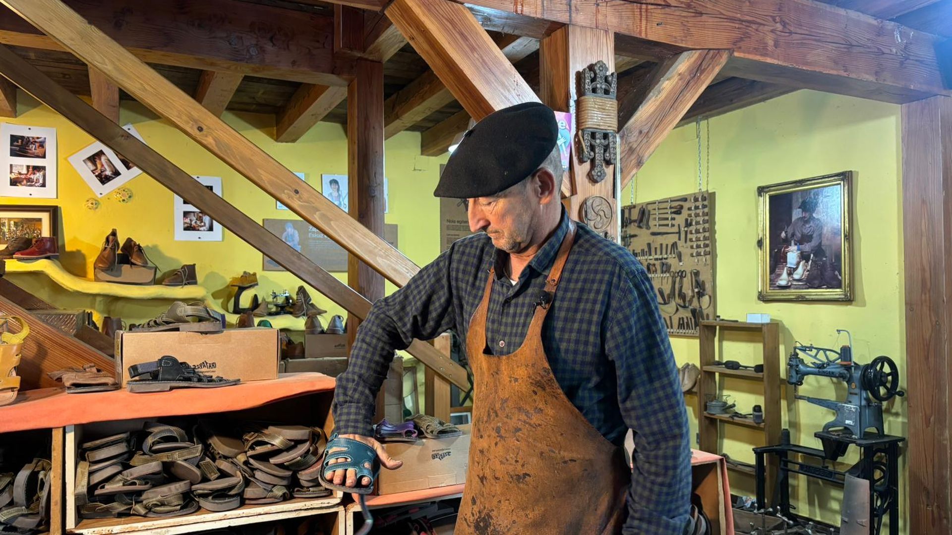 Xabier Iturrioz, alias 'Zapa', lleva "toda la vida" dedicado al oficio de zapatero
