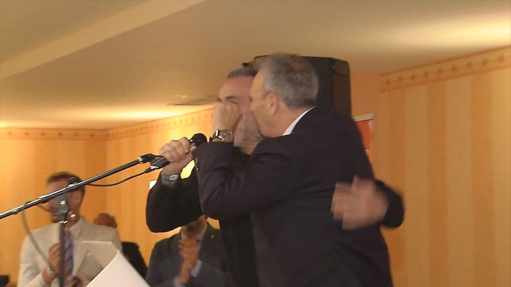 Joaquín Caparrós cierra su discurso botando y cantando con un aficionado: "Me considero un Biri"
