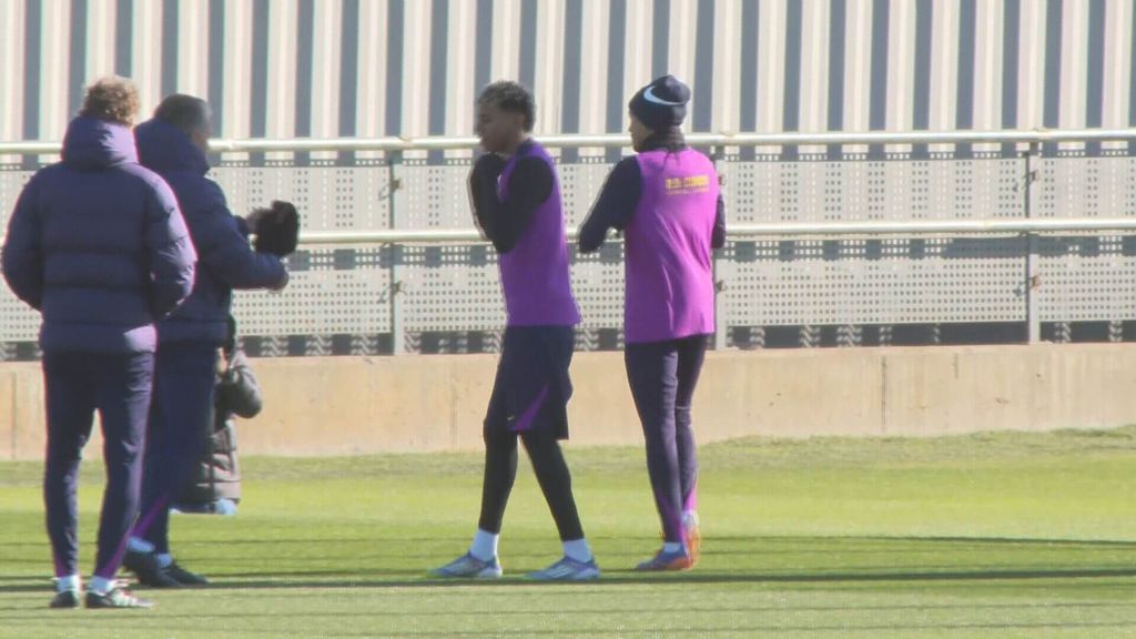 Hansi Flick mima a Lamine Yamal antes de la vuelta al Camp Nou y le da su braga en el entrenamiento