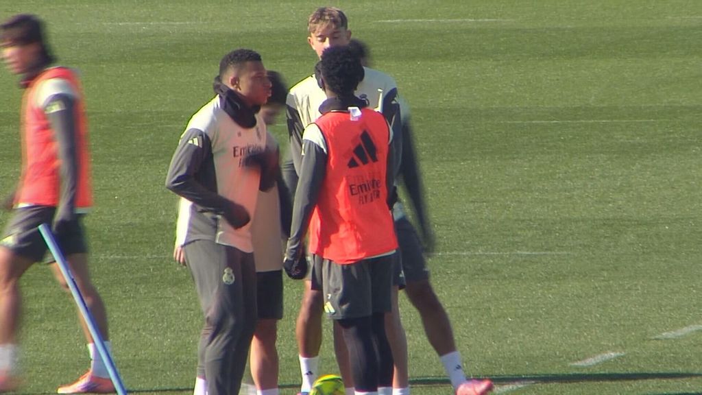 El vacile de Mbappé a Vinicius en el entrenamiento del Real Madrid