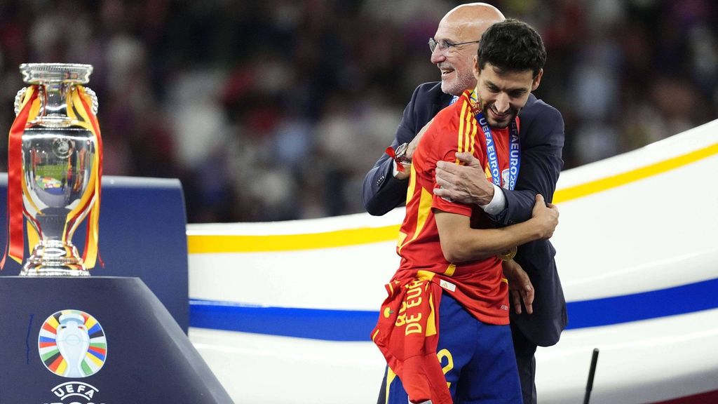 El pésame de Luis de la Fuente a su exentrenador en el Sevilla Xabier Azkargorta