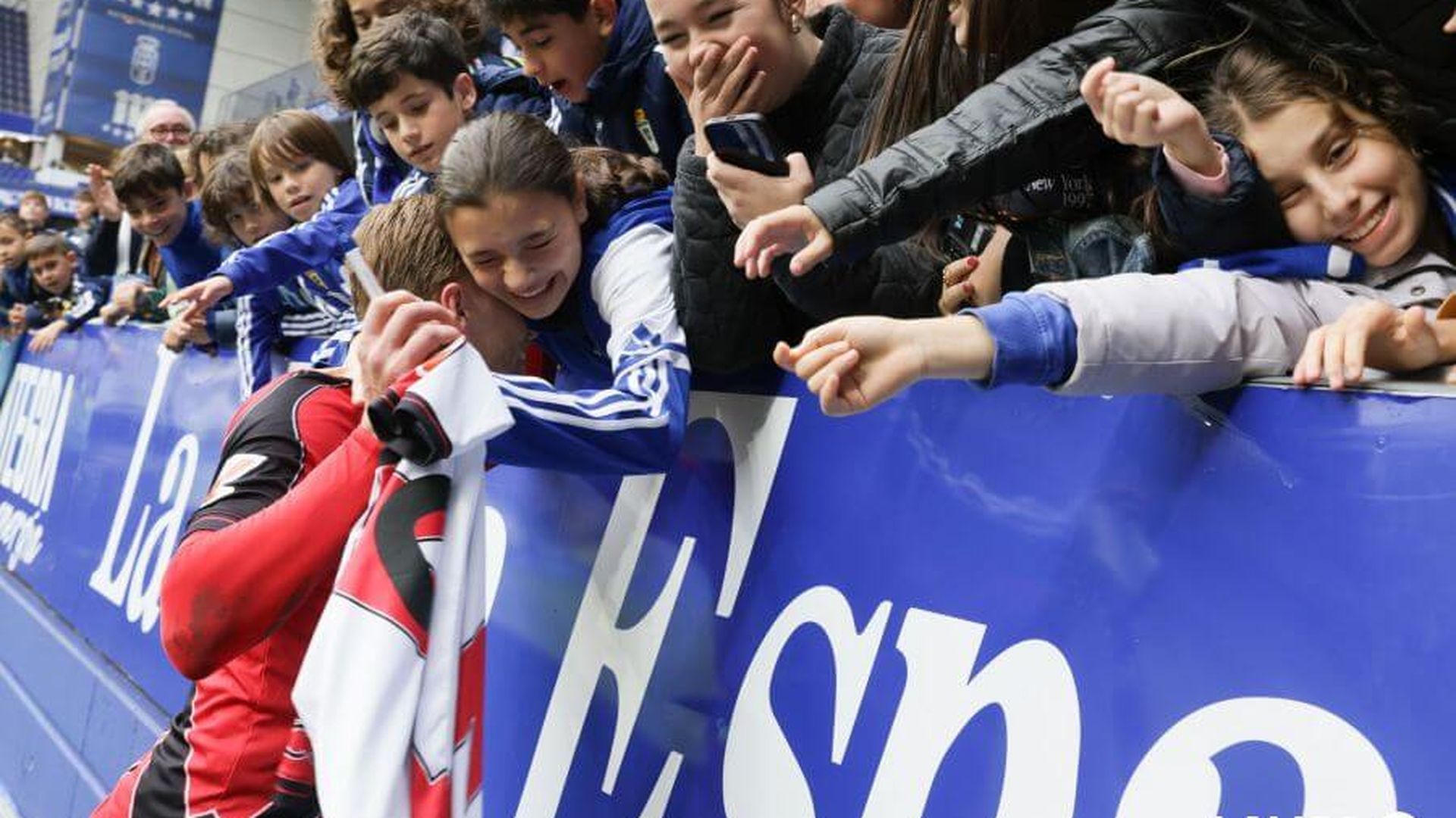 alemao_recibe_el_carino_de_la_aficion_del_real_oviedo_en_el_carlos_tartiere_foto_lalig_001.jpeg alemao_recibe_el_carino_de_la_aficion_del_real_oviedo_en_el_carlos_tartiere_foto_lalig_001.jpeg