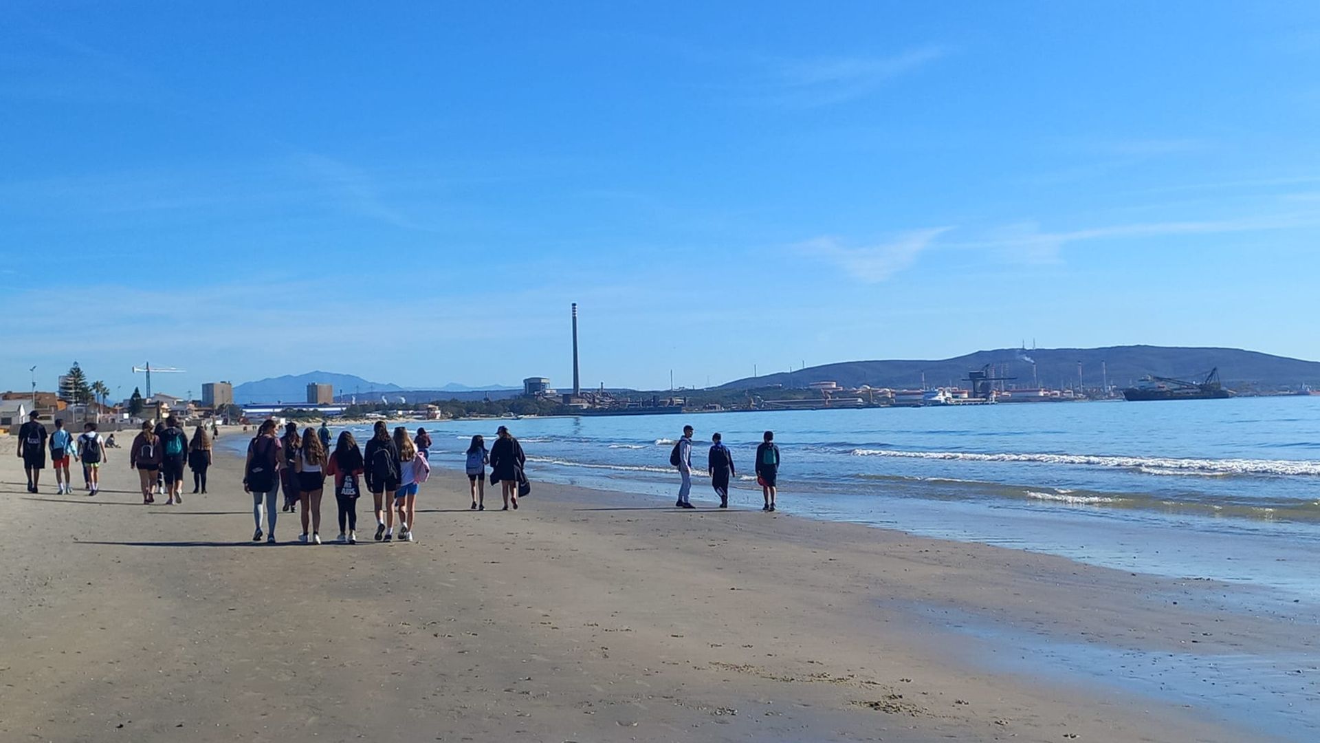 Alumnos del IES Levante en la playa del Rinconcillo de Algeciras, Cádiz