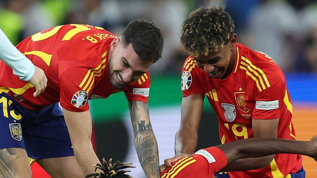 Álex Baena vela por Lamine Yamal