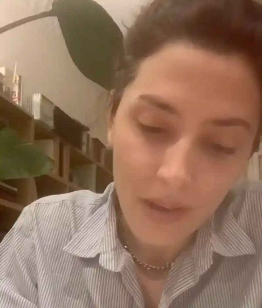 Bárbara Lennie en el salón de su casa en Madrid